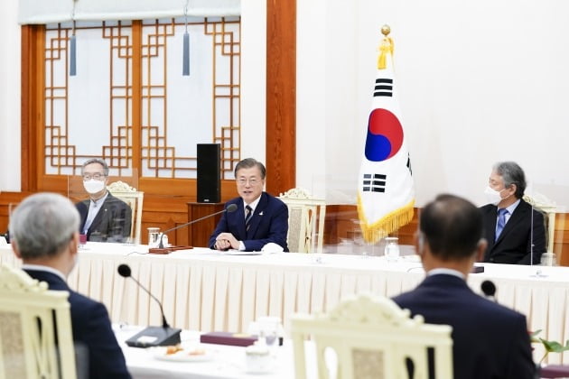 문재인 대통령이 27일 청와대 본관에서 열린 한국 개신교회 지도자 초청 간담회에서 발언하고 있다.  문 대통령은 신종 코로나바이러스 감염증(코로나19) 확산 방지를 위한 정부의 방역 노력에 교회가 적극적으로 협조해줄 것을 당부했다. 2020.8.27 [사진=연합뉴스]