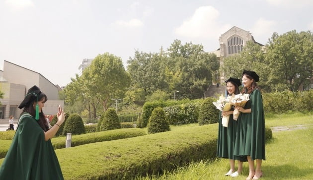 이화여대 캠퍼스에서 기념 촬영하는 학생들. 기사 내용과 직접적인 연관 없음. [사진=이화여자대학교 제공]