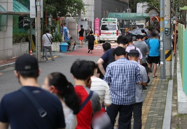 이달  27일 서울 구로구보건소 선별진료소에서 시민들이 신종 코로나바이러스 감염증(코로나19) 검사를 받기 위해 길게 줄을 선 모습. [사진=연합뉴스]