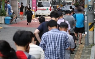 'K-방역' 위상 흔들…외신 "韓 코로나 통제 어려운 수준"