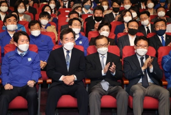 지난 4월 당시 이해찬, 이낙연 더불어민주당 공동상임선대위원장과 당직자들이 서울 여의도 국회의원회관에 마련된 합동 상황실에서 제21대 국회의원 선거 출구조사 결과를 시청하면서 박수치고 있다. /사진=신경훈 기자 khshin@hankyung.com