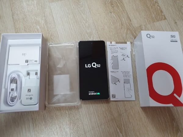 LG Q92 5G에는 투명 젤리 케이스와 화면 보호필름, 고속 충전 어댑터와 USB가 들어있다/사진=배성수 한경닷컴 기자