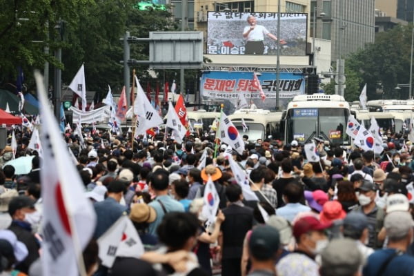 지난 15일 서울 종로구 동화면세점 앞에서 '문재인 정권 부정부패·추미애 직권남용·민주당 지자체장 성추행 규탄 집회'가 열리고 있다. /사진=연합뉴스