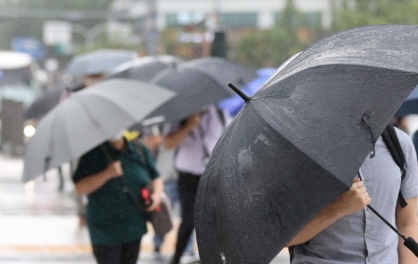 지난 27일 오전 서울 광화문 거리에서 직장인들이 우산을 들고 발길을 재촉하고 있다. /사진=뉴스1