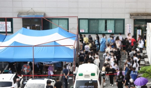 서울 강남구 진선여자중학교 교사 중 코로나19 확진자가 발생한  지난 28일 서울 강남구 보건소에서 학생과 교사를 포함한 시민들이 코로나19 검사를 받고 있다. /사진=연합뉴스
