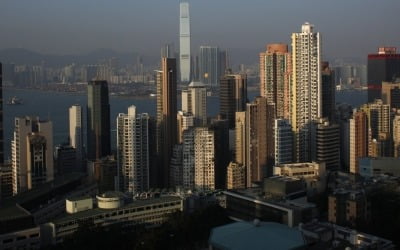 외국인 빠져나간 홍콩 부동산 시장, 中 투자자들이 쓸어담아