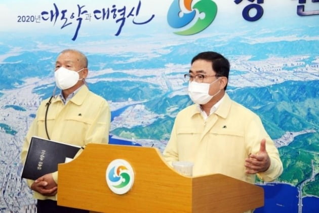 구상권 청구 밝히는 허성무 창원시장(오른쪽) [사진=창원시 제공]