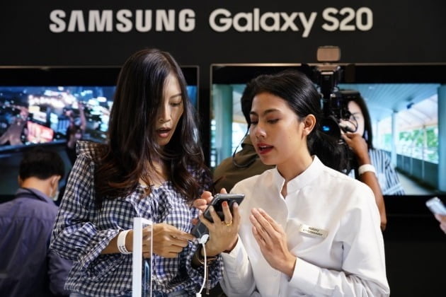 태국 방콕에 위치한 센트럴월드 쇼핑몰에서 진행된 '갤럭시 S20' 런칭 행사에서 소비자가 제품을 체험하고 있는 모습. /사진=삼성전자 제공