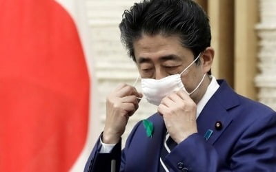 "일본 코로나 사망 적다" 자찬하더니…아베 지도력 평가 꼴찌