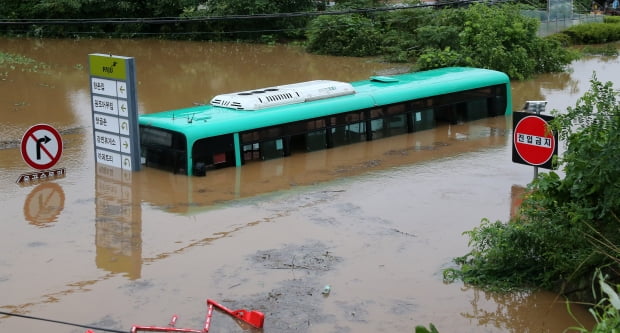 경기도 파주시 파평면 두포리 일대가 불어난 물에 침수되며 버스가 물에 잠겼다. 사진=연합뉴스