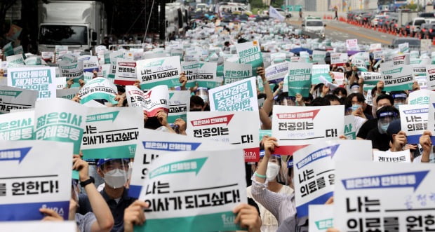 지난 7일 오후 서울 여의도공원 입구에서 대한전공의협의회 관계 학생들이 정부의 의사 정원 확대안에 대해 반대하며 단체행동을 하고 있다. 사진=연합뉴스