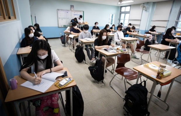  서울의 한 고등학교 3학년 교실에서 2021학년도 대학수학능력시험(수능)을 앞둔 학생들이 자율학습을 하고 있다. 사진=뉴스1