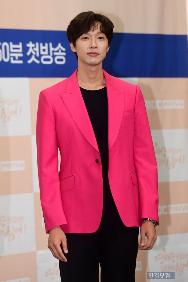 [포토] 지현우, '아무나 소화하기 힘든 핑크 재킷'