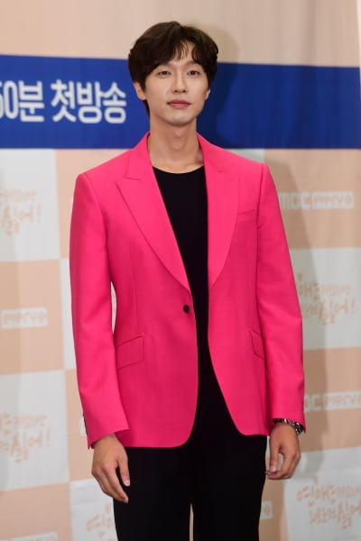  지현우, '아무나 소화하기 힘든 핑크 재킷'