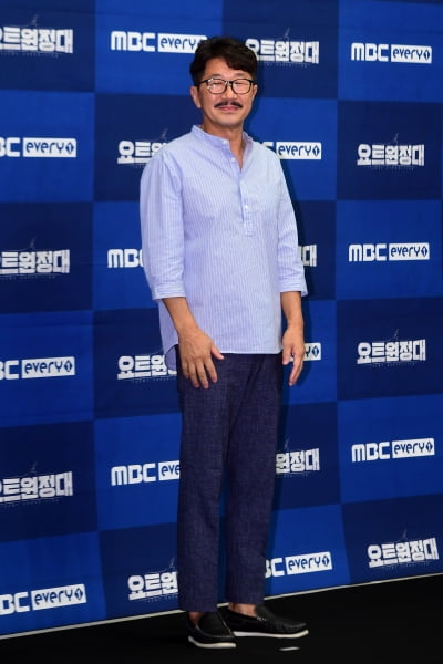 [포토] 김승진 선장, '어색한 포토타임~'