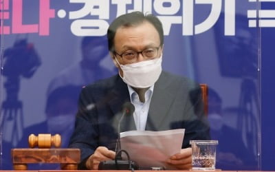 이해찬 "코로나, 주말까지 추세 유지하면 2단계 거리두기로 관리 가능성"