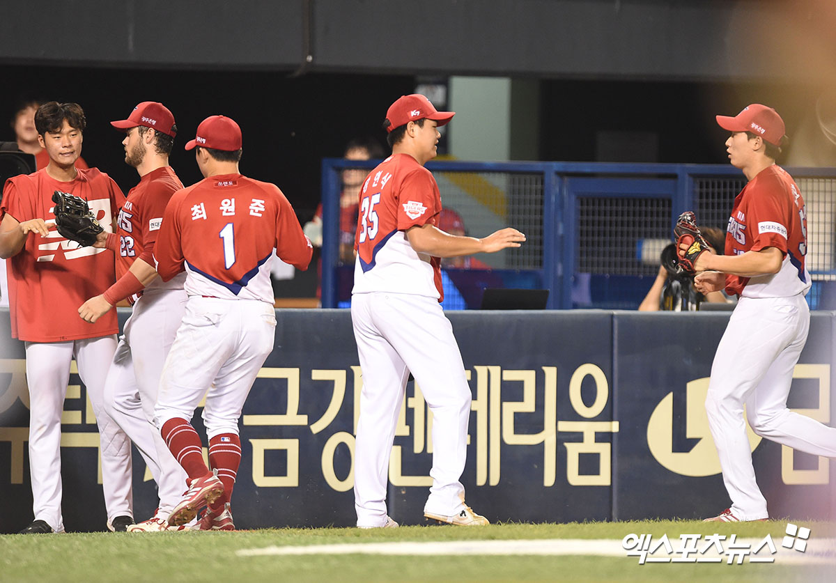 타이거즈 장현식 &#39;빨간 유니폼 입고 팬들에게 선보인 첫 등판&#39;[엑&#39;s 셔터스토리]