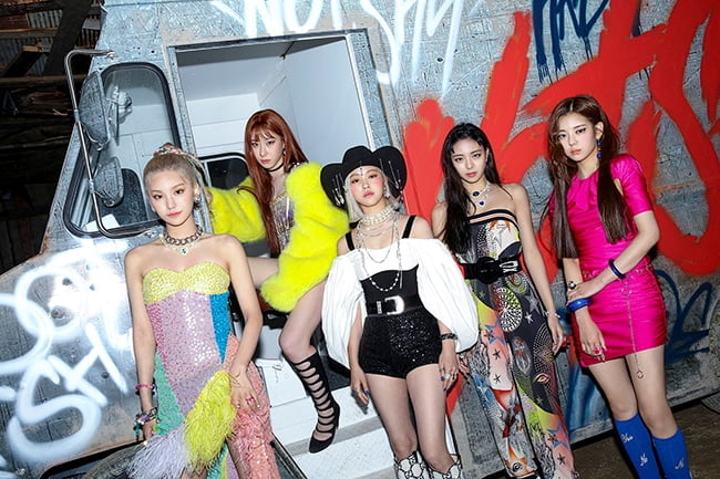 ITZY, ‘Not Shy’ 뮤직비디오 촬영 비하인드 컷 공개…“힘이 넘치고 멋스럽게 완성된 안무”