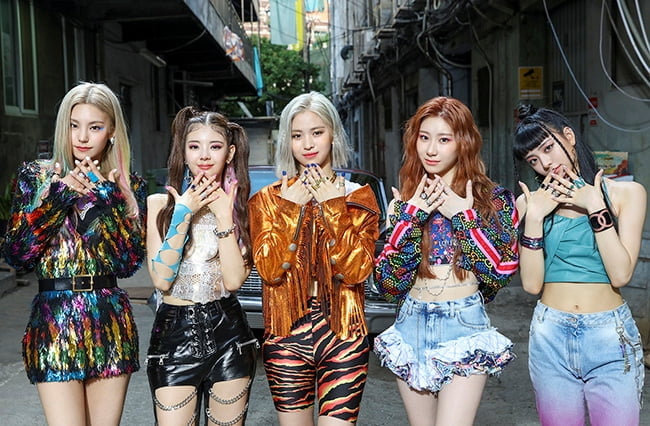 ITZY, ‘Not Shy’ 뮤직비디오 촬영 비하인드 컷 공개…“힘이 넘치고 멋스럽게 완성된 안무”