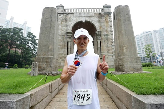 션, 광복절 기념 81.5km 마라톤 완주…'2020 버추얼 815런'