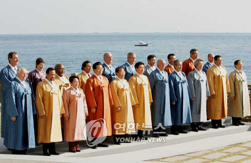 [K명장 열전] ⑧ '오방색 궁중 복식 재현' 한복 세계화 류정순 명장