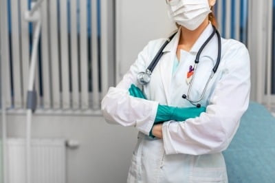 '일하는 전공의' 非의사 논란에 면허증 제시하며 신상 밝혔다