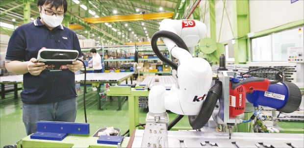 린노알미늄 직원이 울산 길천산단 내 공장에서 KT 협동로봇을 활용해 작업하고 있다.  KT 제공 