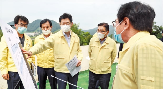 김경수 경남지사(왼쪽 세 번째)가 지난달 31일 양산 신도시 취·정수장을 찾아 수돗물 공급 과정을 점검하고 있다.    경상남도  제공
 