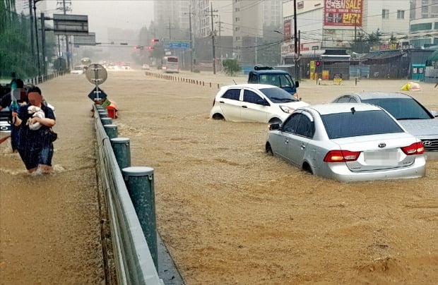 [포토] 잠기고 끊기고…중부지방 물폭탄