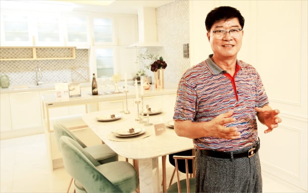 황복현 영림임업 대표가 인천 남동산업단지 내 전시장에서 자사의 인테리어 제품을 설명하고 있다.  영림임업 제공

 