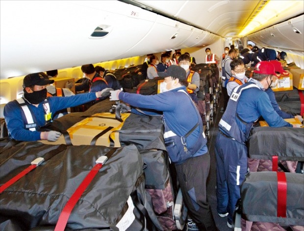 대한항공 직원들이 미국 시카고로 향하는 여객기 좌석에 카고시트백을 장착하고 있다. 카고시트백은 기내 좌석에 짐을 실을 수 있도록 특별 포장된 별도의 가방이다.  /한경DB 