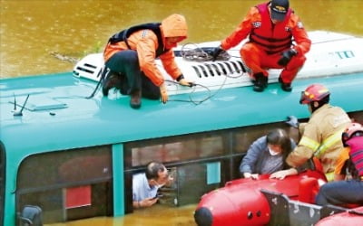 올림픽대로 침수…의암댐 선박 3척 전복 6명 사망·실종