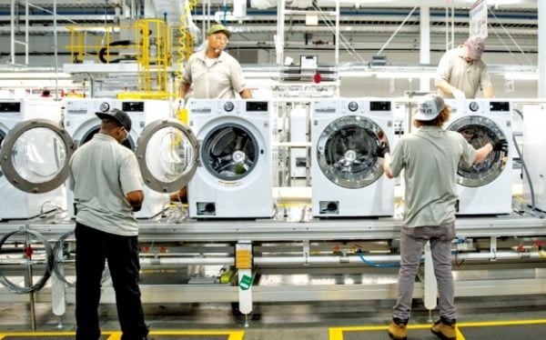 LG전자 미국 테네시주 공장에서 직원들이 세탁기를 조립하고 있다. 	 LG전자 제공 