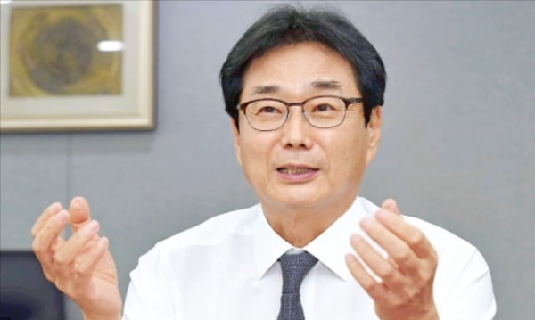 원희목 한국제약바이오협회장이 서울 방배동 협회 회관에서 국내 제약·바이오산업 발전 방향을 설명하고 있다.  김영우 기자  youngwoo@hankyung.com 