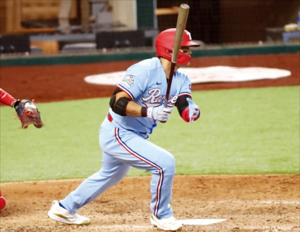 추신수가 10일(한국시간) 미국 텍사스주 알링턴의 글로브라이프필드에서 열린 2020 MLB LA에인절스와의 홈경기에서 1번타자로 나와 4회말 2타점 적시타를 날리고 있다. USA투데이연합뉴스