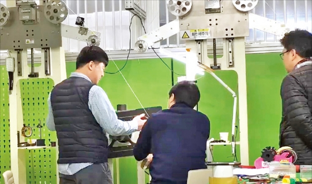 창원시 강소연구개발특구에 설립된 연구소기업 수퍼제닉스 직원들이 시제품 생산을 살펴보고 있다. 