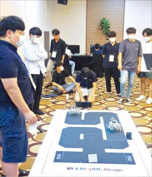 지난 11일 서울 양재동 더케이호텔 한강홀에서 ‘제10회 에디슨 소프트웨어 활용 경진대회’ 전산설계 분야에 참가한 학생들이 보행로봇 주행 경기를 하고 있다.  한국과학기술정보연구원  제공 