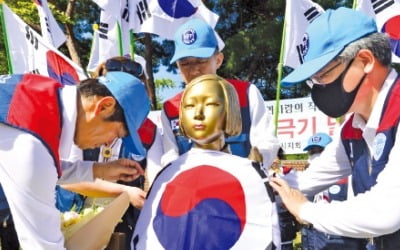 [포토] 태극기 입은 소녀상