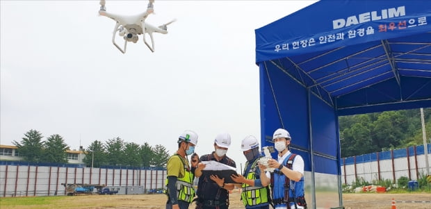 인천에 건설 중인 ‘e편한세상 부평 그랑힐스’ 현장에서 대림산업과 협력업체 직원들이 드론을 활용해 측량작업을 하고 있다.  대림산업 제공 