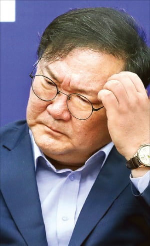 김태년 더불어민주당 원내대표가 14일 국회에서 열린 최고위원회의에서 수심에 잠긴 듯 심각한 표정을 짓고 있다.  연합뉴스 