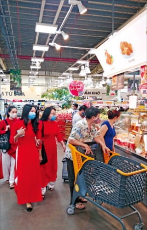 베트남 전통 의상을 입은 여성들이 이마트 고밥점 식품코너를 둘러보고 있다.
 호찌민=박동휘  기자 