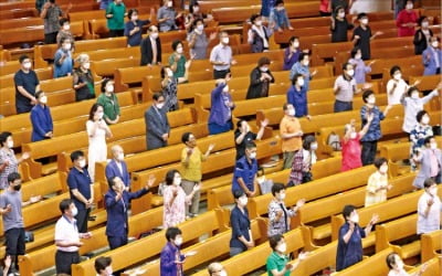 수도권 교회, 장마철 '3밀 예배'…확진자 폭증 불렀다