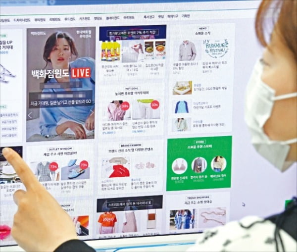 17일 한 소비자가 네이버쇼핑 홈페이지를 둘러보고 있다. 네이버는 온라인 쇼핑몰인 스마트스토어사업으로 전자상거래(e커머스) 시장에서 급성장하고 있다. 스마트스토어에 입점한 업체는 2018년 20만 개에서 지난 2분기 기준 35만 개로 늘었다.  김영우  기자  youngwoo@hankyung.com 
