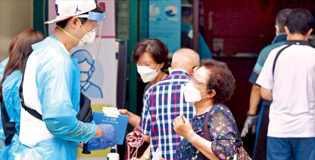 서울 중랑구는 신종 코로나바이러스 감염증(코로나19) 확진 판정을 받은 사랑제일교회 교인이 중랑노인복지관을 이용한 것으로 나타나자 관련자 전수조사에 들어갔다. 17일 조사 대상자들이 임시 선별진료소에서 직원들의 설명을 듣고 있다.  김영우 기자  youngwoo@hankyung.com 