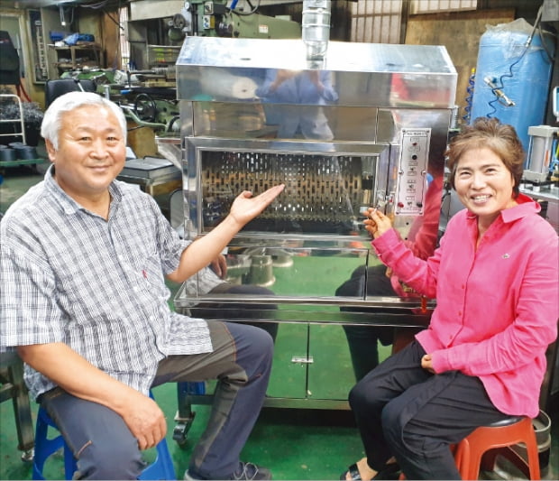 박혜은 거산정밀 대표(오른쪽)와 강성길 사장이 새로 선보인 누드군밤구이기를 설명하고 있다. 