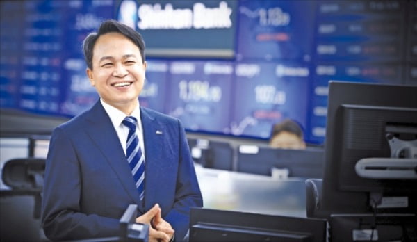 신한은행, 모바일 플랫폼 '쏠' 앞세워…디지털 뱅킹 최강자로 우뚝