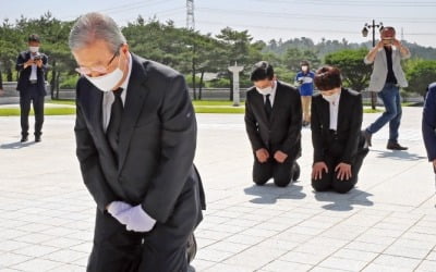 광주서 무릎 꿇은 김종인 "부끄럽고 죄송"