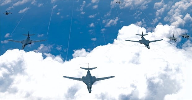 미 공군은 지난 18일 B-1B 랜서 전략폭격기, B-2 스피릿 스텔스 폭격기 등 6대의 전략자산을 한반도 인근에 전개했다. /미국 태평양공군사령부 제공 
