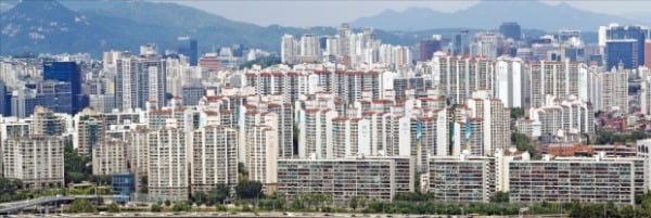 등록임대주택이 말소되기 시작했지만 시장에 미치는 영향은 크지 않을 것이란 전망이 나온다. 아파트가 밀집해 있는 서울 용산구 일대.   뉴스1 