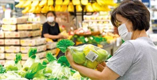 서울 이마트 성수점에서 한 소비자가 채소 가격을 확인하고 있다. 한경DB
 